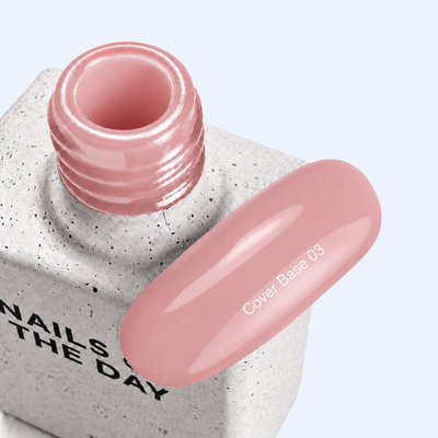 Cover Base 03 Nails Of The Day com frasco aberto e amostra em tom pêssego suave