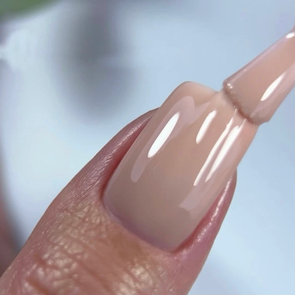 Textura da Cover Base 05 Nails Of The Day durante a aplicação em tom caramelo frio