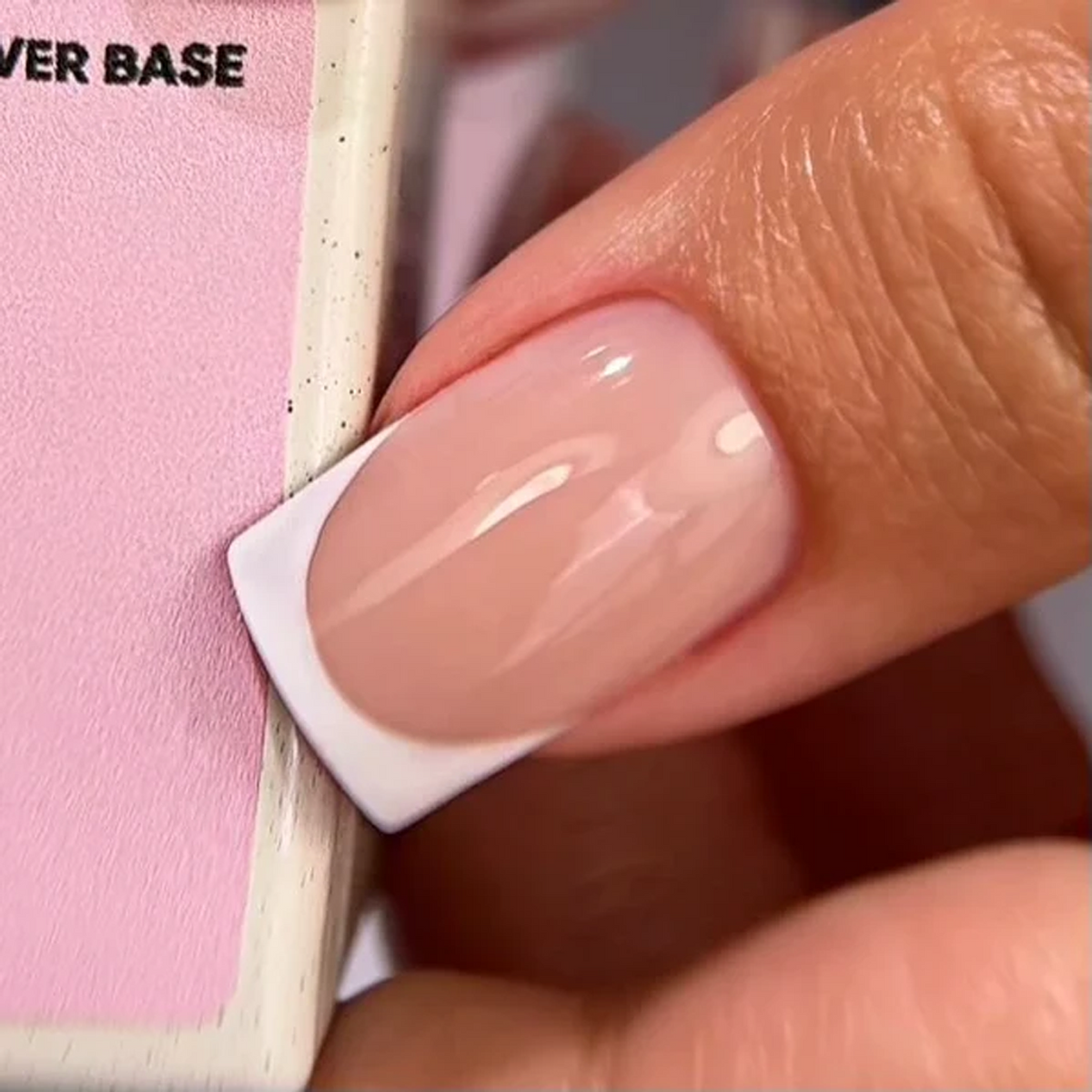Cover Base 05 Nails Of The Day — resultado de manicure francesa em tom caramelo frio