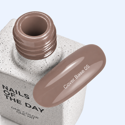 Cover Base 05 Nails Of The Day com frasco aberto e amostra em tom caramelo frio