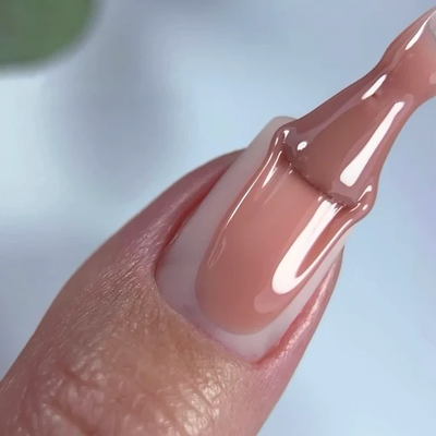Cover Base 09 Nails Of The Day — textura durante a aplicação em tom nude neutro