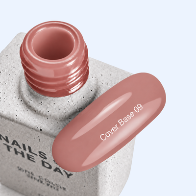 Cover Base 09 Nails Of The Day com frasco aberto e amostra em tom nude neutro
