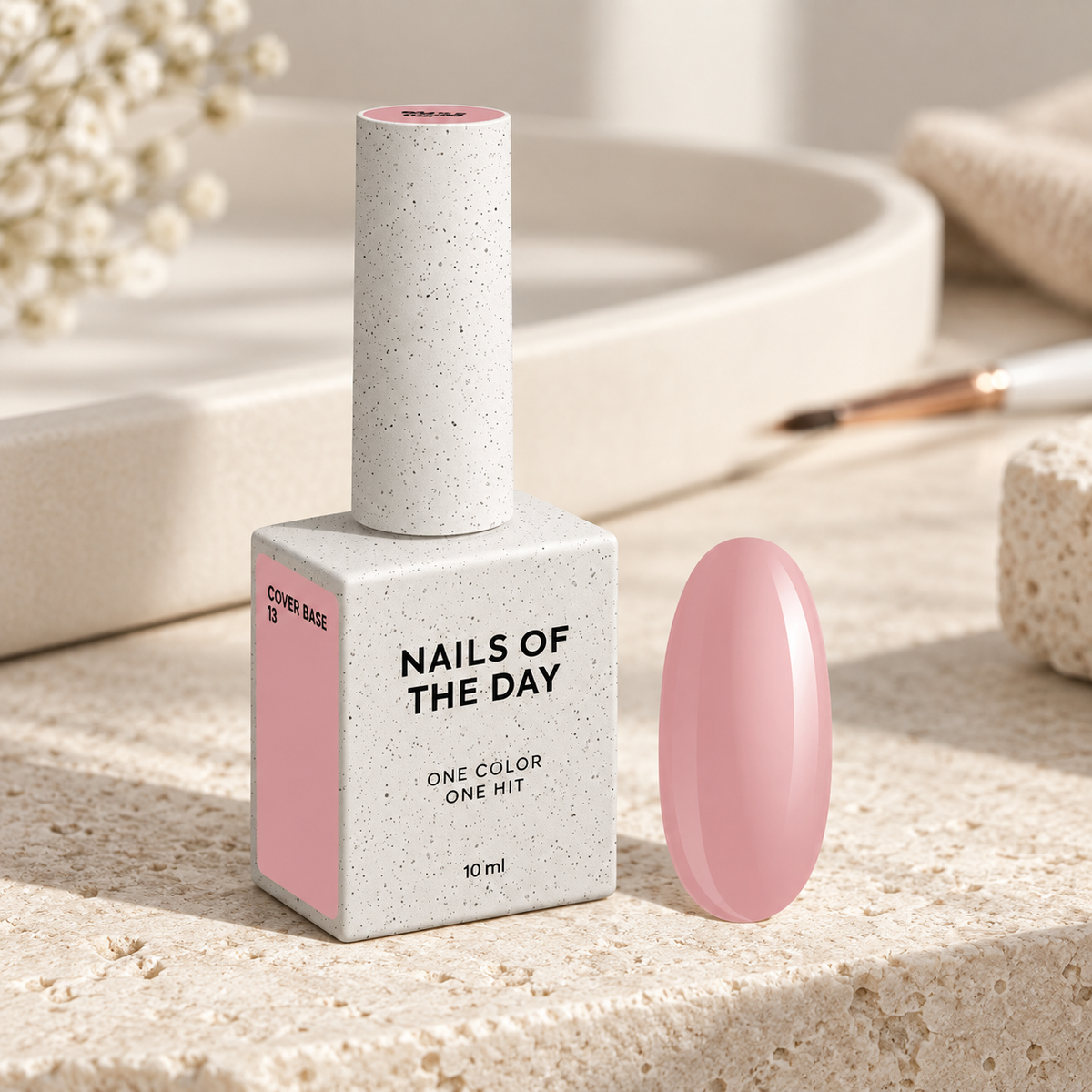 Cover Base 13 Nails Of The Day apresentada num ambiente profissional de manicure