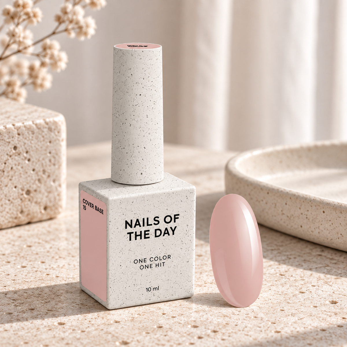 Cover Base 15 Nails Of The Day apresentada num ambiente profissional de manicure