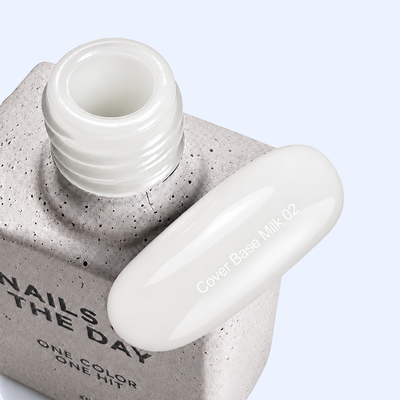 Cover Base Milk 02 Nails Of The Day — frasco aberto de 10 ml e amostra em branco leitoso