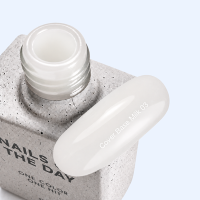 Cover Base Milk 03 Nails Of The Day — frasco aberto de 10 ml e amostra em branco leitoso semitransparente