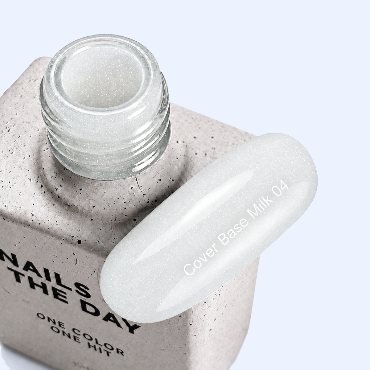 Cover Base Milk 04 Nails Of The Day — frasco aberto de 10 ml e amostra em branco leitoso com shimmer prateado
