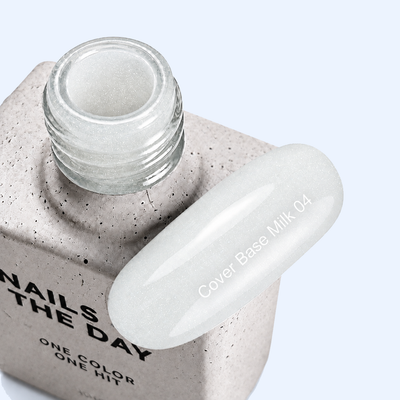 Cover Base Milk 04 Nails Of The Day — frasco aberto de 10 ml e amostra em branco leitoso com shimmer prateado