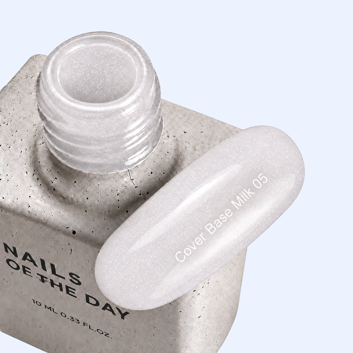 Cover Base Milk 05 Nails Of The Day — frasco aberto de 10 ml e amostra em branco leitoso com shimmer rosado