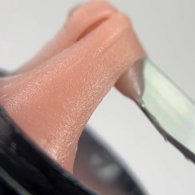 Textura do Polygel Nude 04 Nails Of The Day em tom nude bege clássico