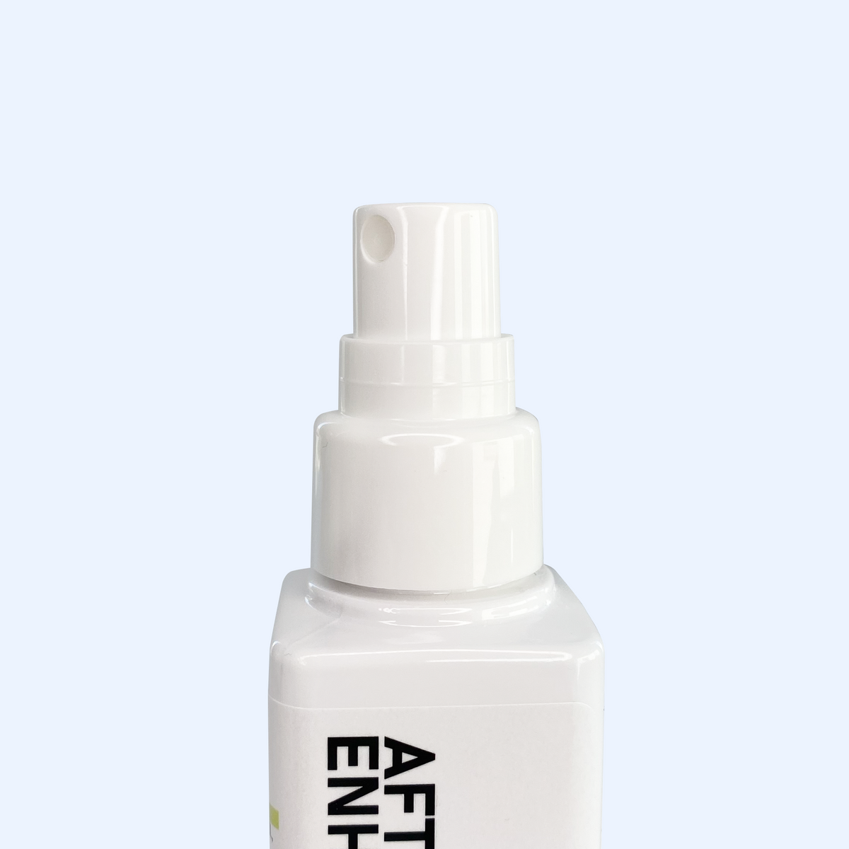 Frasco After Enhancer Neicha de 55 ml com detalhe do pulverizador