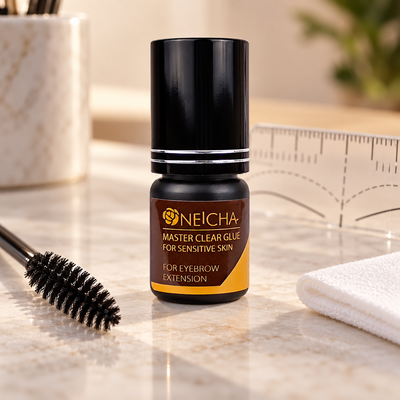 Cola Neicha Eyebrow Master Clear Sensitive de 3 g numa estação profissional de sobrancelhas