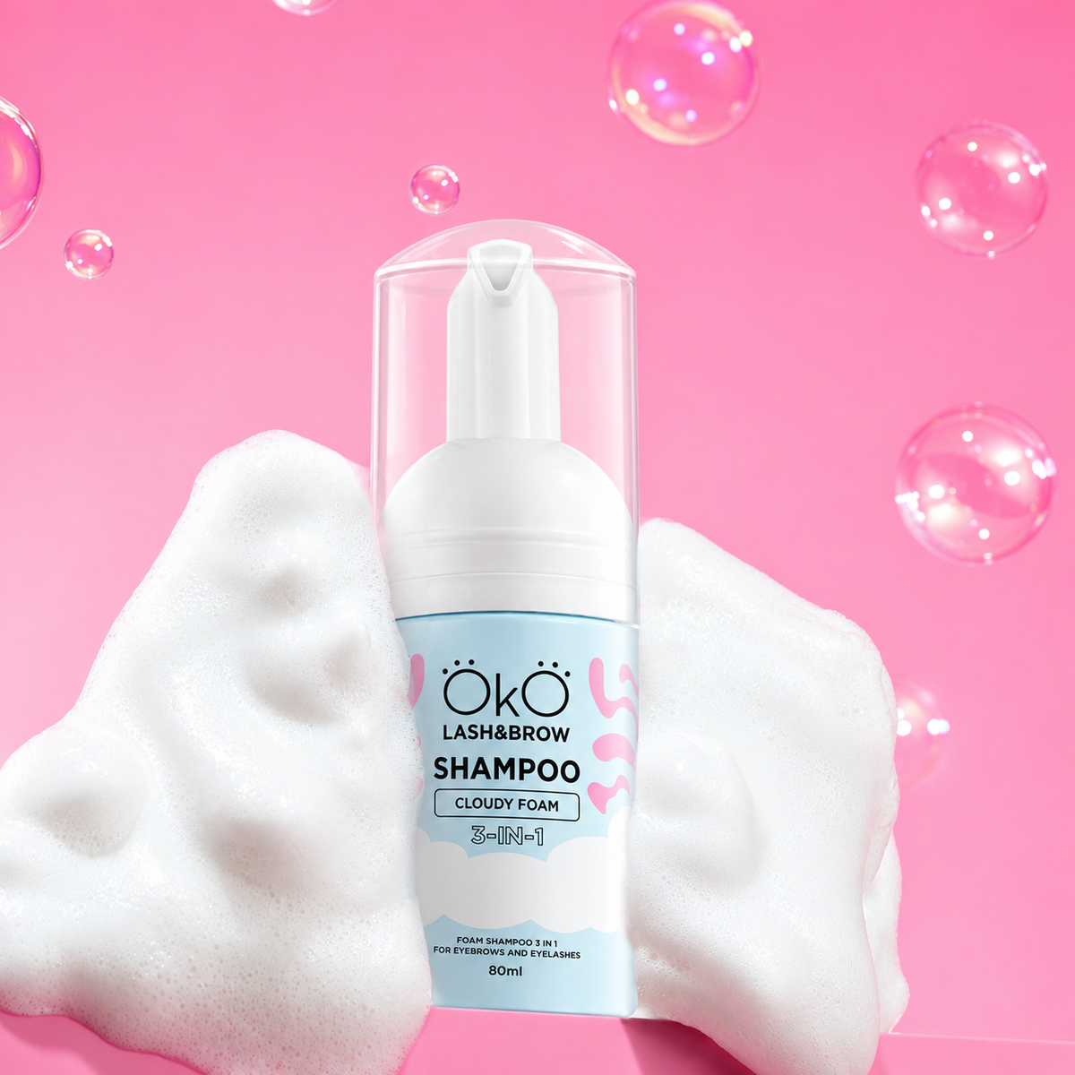 OKO Espuma Cloudy Foam 3 em 1 — espuma de limpeza apresentada na mão em fotografia melhorada para ecommerce