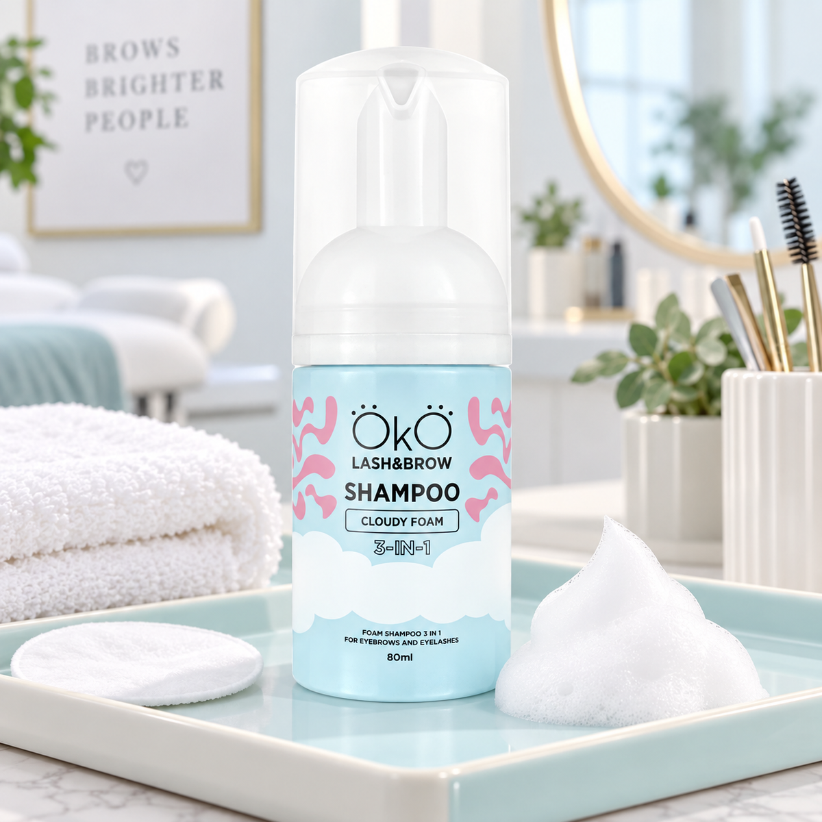 OKO Espuma Cloudy Foam 3 em 1 — textura de espuma mostrada junto ao frasco