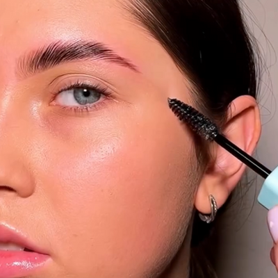 OKO Gel Fixador de Sobrancelhas Brow Fix — aplicação do gel nas sobrancelhas
