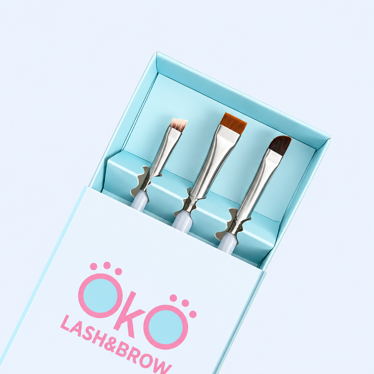 Caixa aberta do kit OKO Flawless Brushes com pincéis 03, 04 e 06 em fotografia melhorada para ecommerce