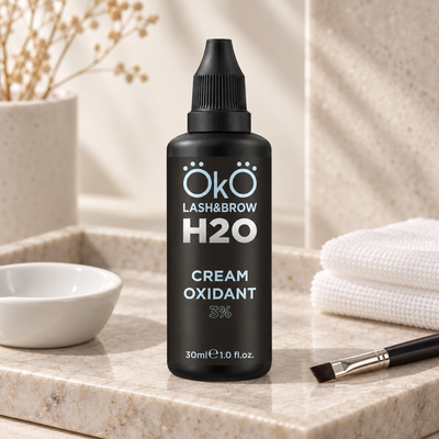 OKO Oxidante em Creme 3% — produto apresentado num ambiente profissional de sobrancelhas e pestanas