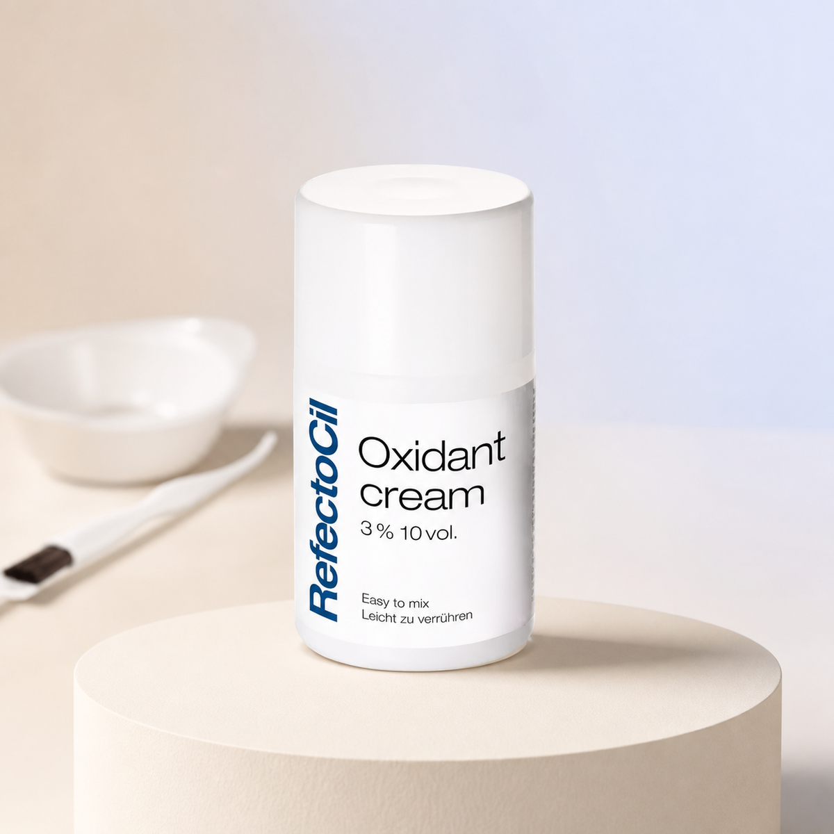 RefectoCil Oxidante Creme 3% 10 vol. — frasco apresentado com taça e pincel de mistura em segundo plano; SKU PROD.34