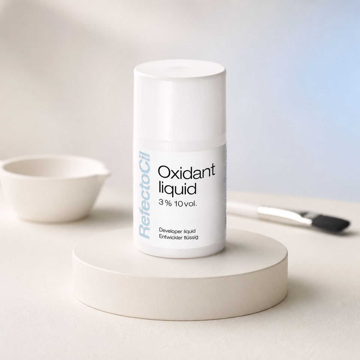 RefectoCil Oxidante Líquido 3% 10 vol. — frasco apresentado com taça e pincel de mistura em segundo plano; SKU PROD.33