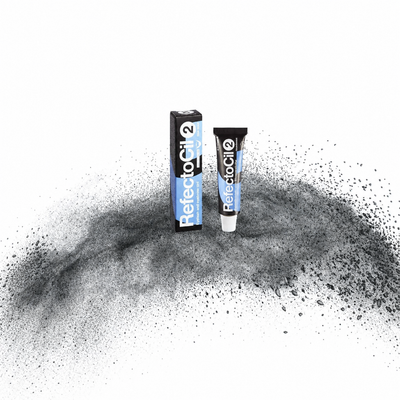 RefectoCil Tinta Nº 2 Blue Black — tubo e caixa apresentados sobre pigmento preto azulado numa composição quadrada baseada na fotografia oficial; SKU PROD.3