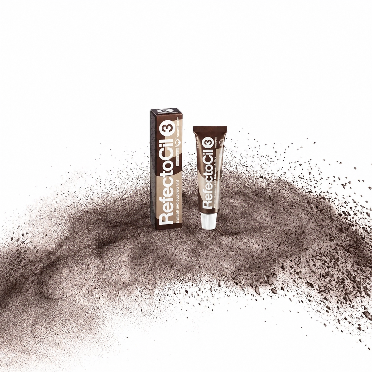 RefectoCil Tinta Nº 3 Natural Brown — tubo e caixa apresentados sobre pigmento castanho natural numa composição quadrada baseada na fotografia oficial; SKU PROD.5