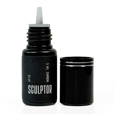 Cola Carbon Sculptor de 5 ml aberta com tampa ao lado