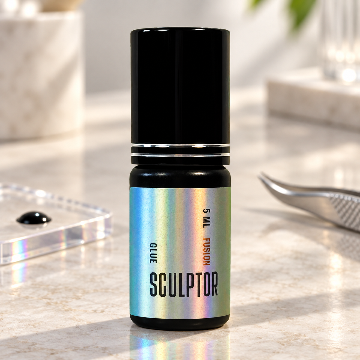Cola Fusion Sculptor de 5 ml numa bancada profissional com reflexo holográfico