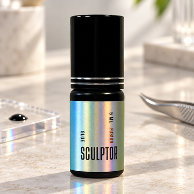 Cola Fusion Sculptor de 5 ml numa bancada profissional com reflexo holográfico