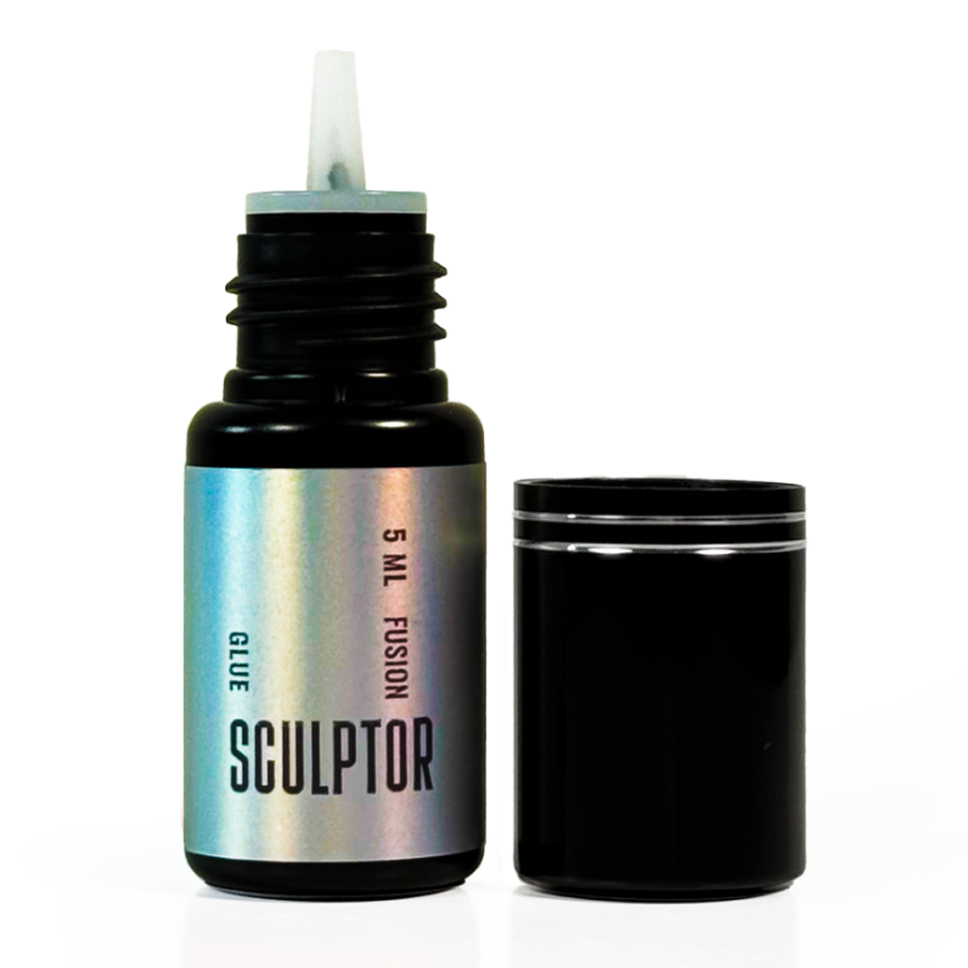 Cola Fusion Sculptor de 5 ml aberta com tampa ao lado