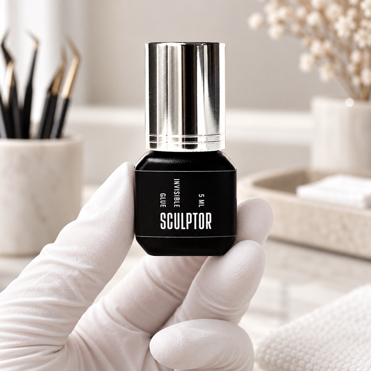 Cola Invisible Sculptor de 5 ml apresentada por uma profissional com luva