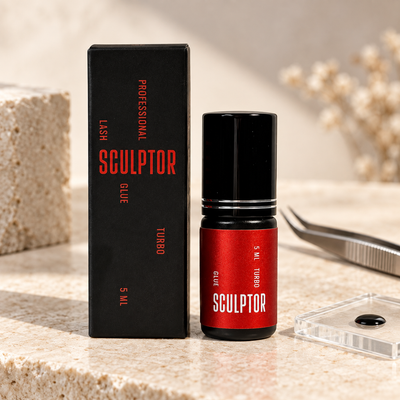 Cola Turbo Sculptor de 5 ml e caixa numa bancada profissional de pestanas
