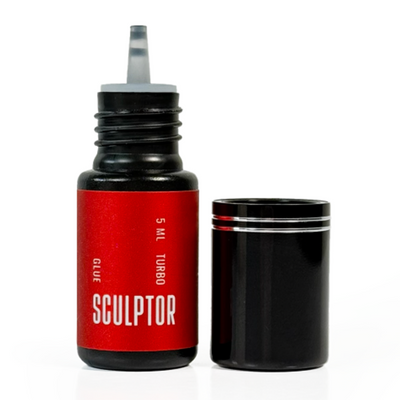 Cola Turbo Sculptor de 5 ml aberta com tampa ao lado
