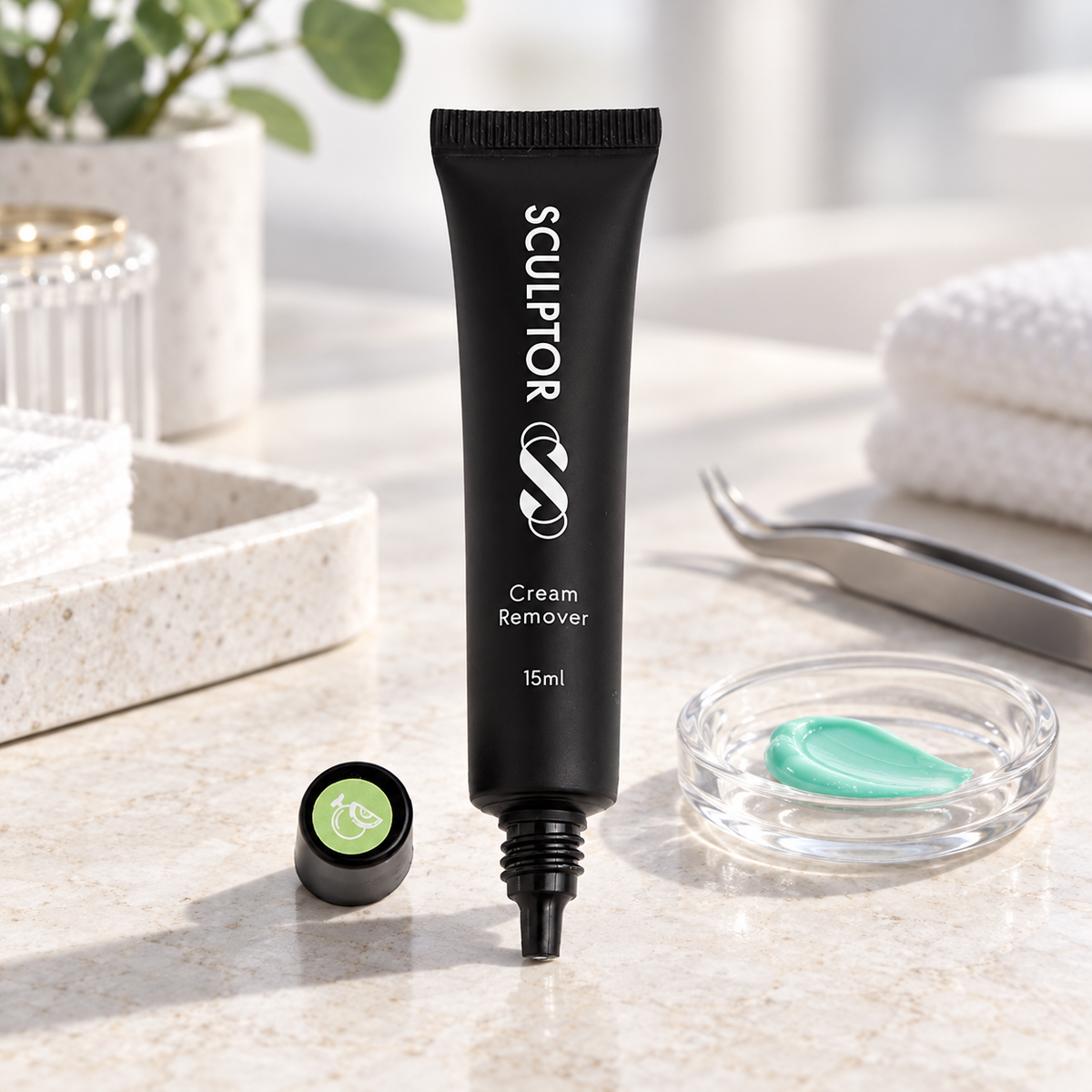 Removedor de Pestanas em Creme Sculptor Melão de 15 ml numa estação profissional
