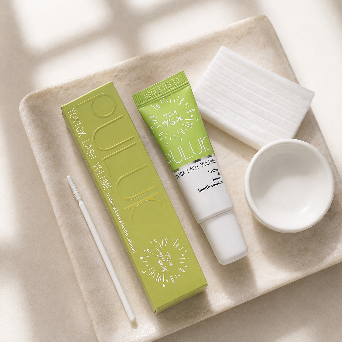 Sérum Botox ToxTox Volume (densidade) - Tratamento de pestanas Puluk — tubo, caixa e acessórios em vista superior; SKU 36858340