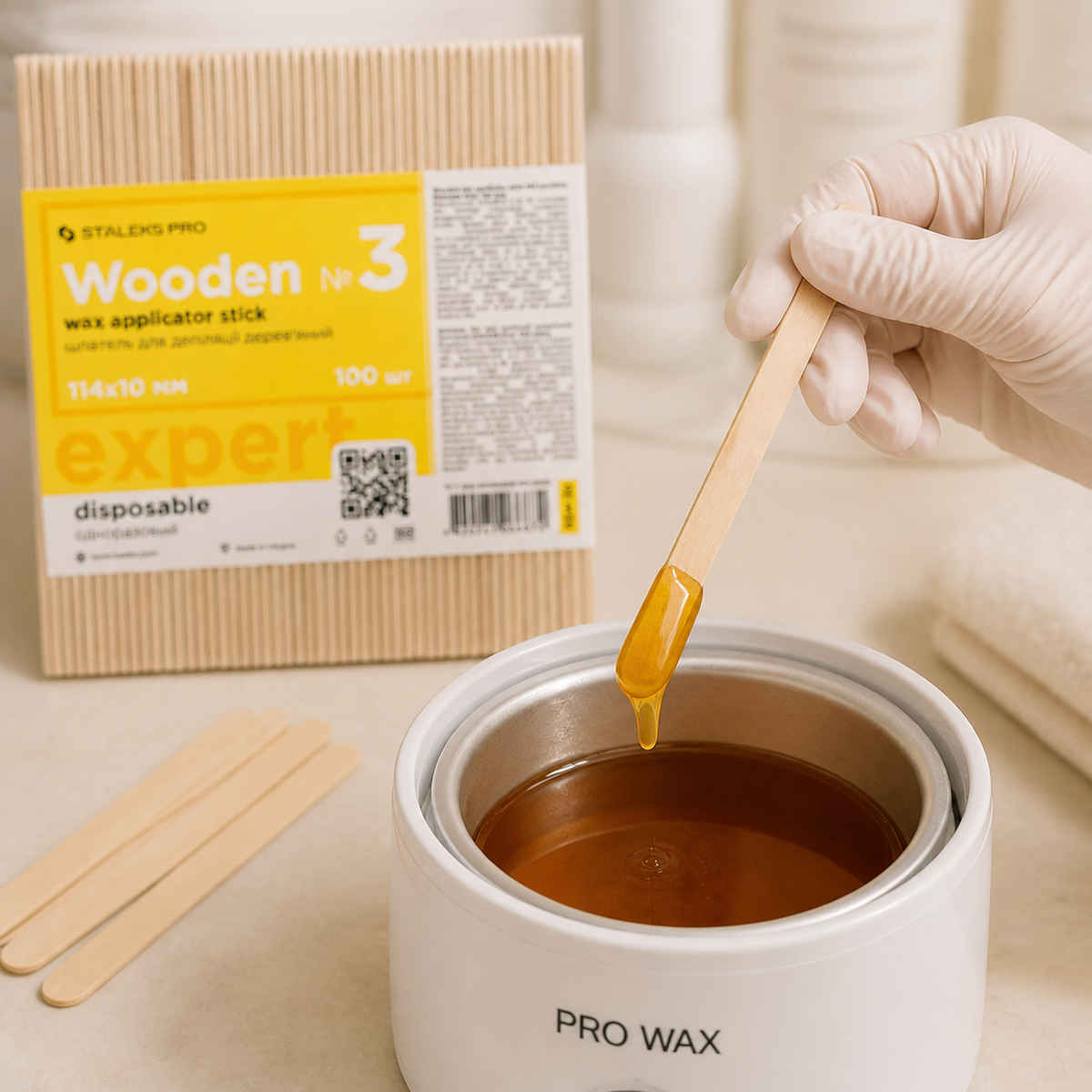 Espátulas de Madeira EXPERT Staleks — em utilização profissional com cera; SKU DSW-30