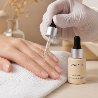 Óleo para unhas e cutículas Staleks treat.s 10ml Staleks — em utilização; SKU NOT-10