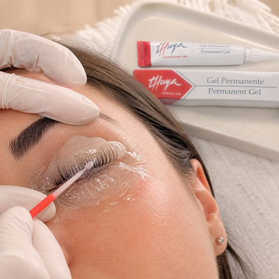 Aplicação profissional do Gel Permanente Thuya em pestanas