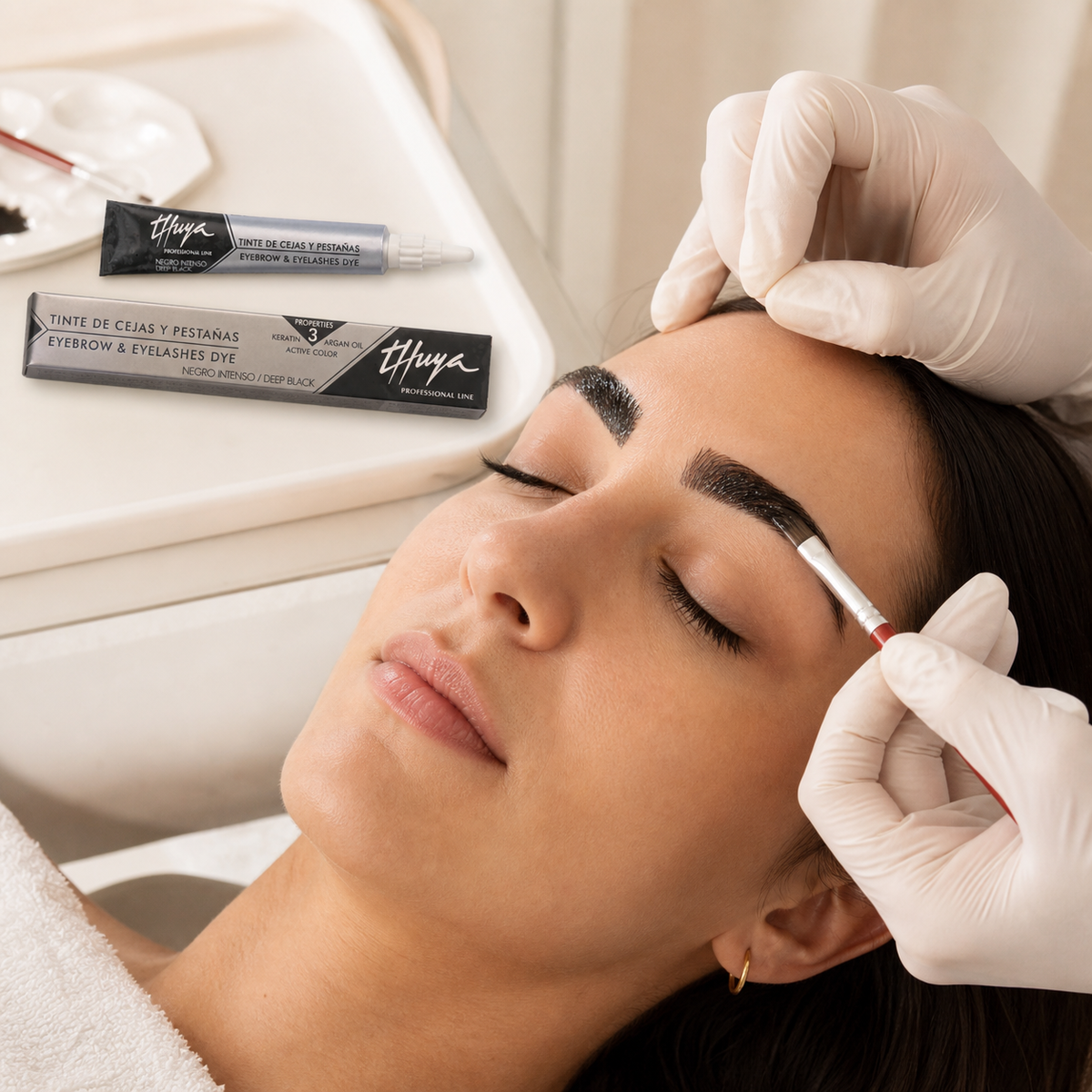 Aplicação profissional da Tinta Deep Black Thuya nas sobrancelhas