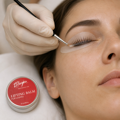 Aplicação profissional do Bálsamo Lifting Balm Thuya nas pestanas